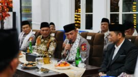 Kapolri Jenderal Listyo Sigit Prabowo memberikan sambutan saat bersilahturahmi ke Ponpes An Nur II Al-Murtadlo Bululawang, Malang, Kamis (30/10/2025). (Foto : Humas Polri)
