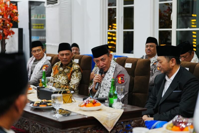 Kapolri Jenderal Listyo Sigit Prabowo memberikan sambutan saat bersilahturahmi ke Ponpes An Nur II Al-Murtadlo Bululawang, Malang, Kamis (30/10/2025). (Foto : Humas Polri)