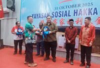 Ketua DPD PITI Malang Raya, Leo A Permana, S.H., M.Hum., menerima penghargaan dari  HAKKA atas kontribusi PITI dalam menjaga keharmonisan. (Foto : Kim/Ngalamutas.com)