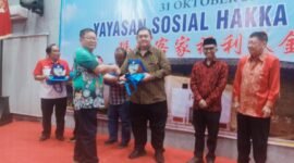 Ketua DPD PITI Malang Raya, Leo A Permana, S.H., M.Hum., menerima penghargaan dari  HAKKA atas kontribusi PITI dalam menjaga keharmonisan. (Foto : Kim/Ngalamutas.com)