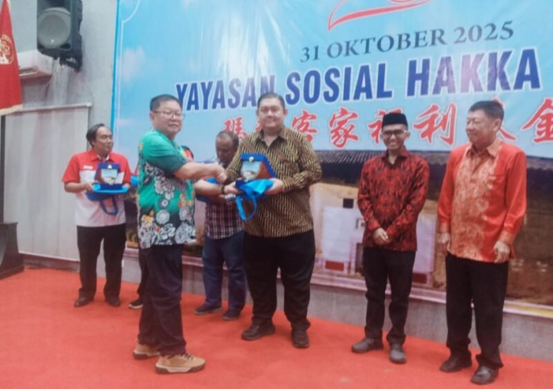 Ketua DPD PITI Malang Raya, Leo A Permana, S.H., M.Hum., menerima penghargaan dari  HAKKA atas kontribusi PITI dalam menjaga keharmonisan. (Foto : Kim/Ngalamutas.com)