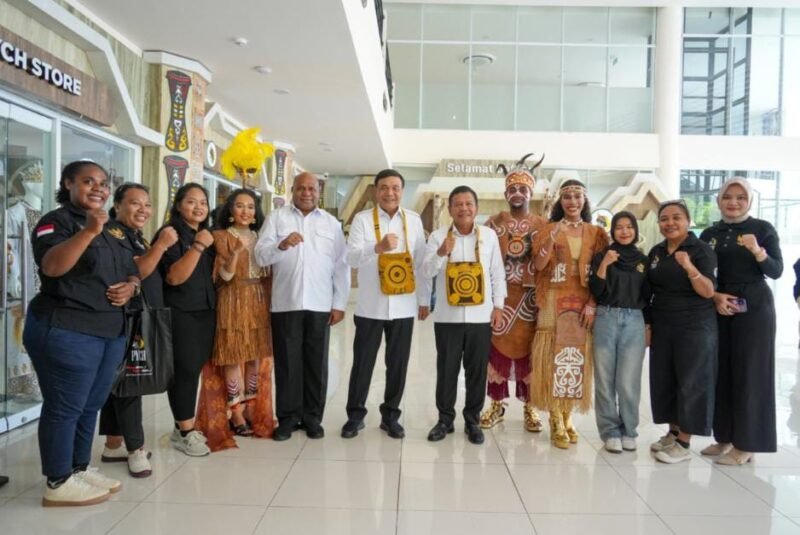 Menko Polkam Djamari Chaniago didampingi Kepala Badan Intelijen (BIN) Jenderal TNI (Purn) Muhammad Herindra meninjau langsung aktivitas di Papua Youth Creative Hub (PYCH). (Foto : Humas Kemenko Polkam)