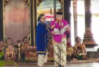 KGPAA Ha Mangkunegoro Sudibyo Rajaputra saat membaca ikrar penobatan dirinya sebagai raja baru dengan gelar SISKS Pakubuwana XIV. (Foto : ist)