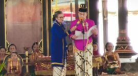 KGPAA Ha Mangkunegoro Sudibyo Rajaputra saat membaca ikrar penobatan dirinya sebagai raja baru dengan gelar SISKS Pakubuwana XIV. (Foto : ist)
