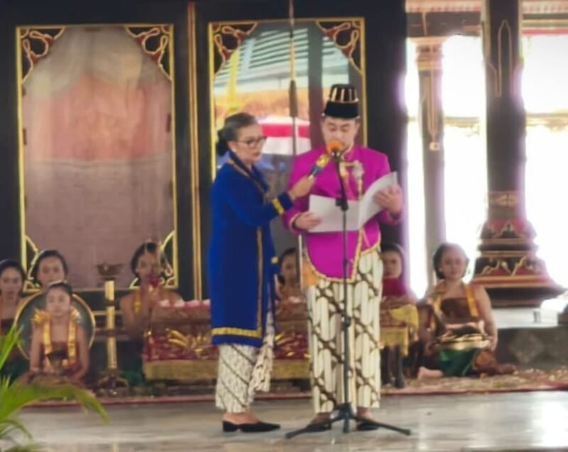 KGPAA Ha Mangkunegoro Sudibyo Rajaputra saat membaca ikrar penobatan dirinya sebagai raja baru dengan gelar SISKS Pakubuwana XIV. (Foto : ist)