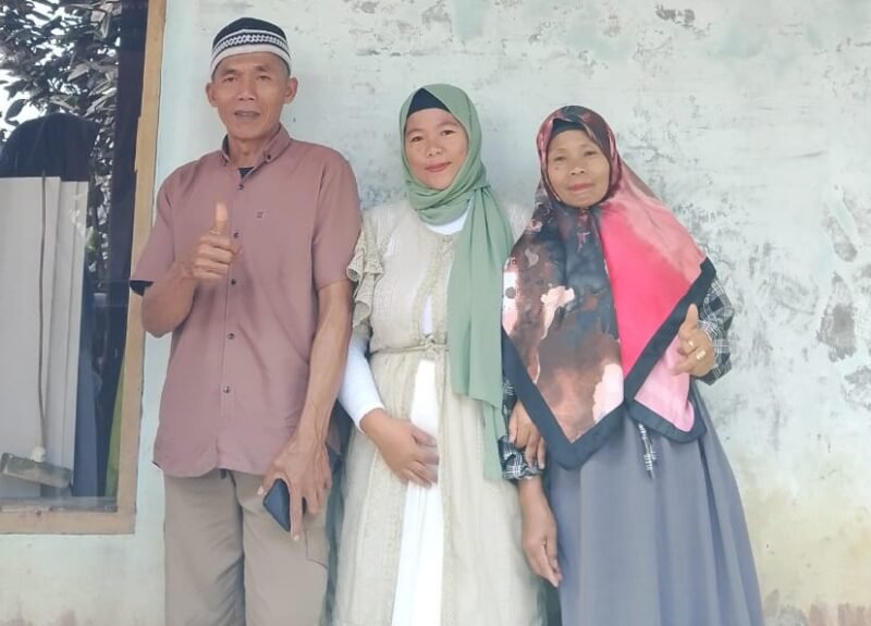 Bapak Rohman, Sulis dan Ibu Yuyum.
