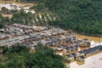 Kondisi permukiman pascabanjir bandang terlihat dari Helikopter Caracal Skadron Udara 8 Lanud Atang Sendjaja di Kabupaten Aceh Tamiang, Aceh, Rabu (03/12). (SUMBER FOTO: ANTARA)