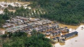 Kondisi permukiman pascabanjir bandang terlihat dari Helikopter Caracal Skadron Udara 8 Lanud Atang Sendjaja di Kabupaten Aceh Tamiang, Aceh, Rabu (03/12). (SUMBER FOTO: ANTARA)