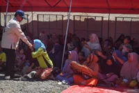 Presiden Prabowo Subianto (kiri) menyapa para pengungsi terdampak banjir bandang di posko pengungsian di Bambel Baru, Kabupaten Aceh Tenggara, Aceh, Senin (1/12/2025).