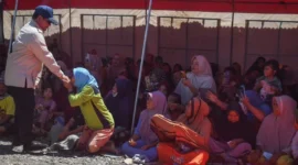 Presiden Prabowo Subianto (kiri) menyapa para pengungsi terdampak banjir bandang di posko pengungsian di Bambel Baru, Kabupaten Aceh Tenggara, Aceh, Senin (1/12/2025).