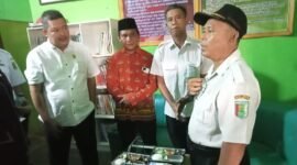 Wakil Ketua I DPRD Pesawaran M. Nasir sidak dapur SPPG Desa Trimulyo Kecamatan Tegineneng/Foto: Ist