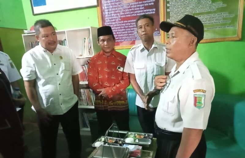 Wakil Ketua I DPRD Pesawaran M. Nasir sidak dapur SPPG Desa Trimulyo Kecamatan Tegineneng/Foto: Ist