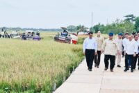 Presiden Prabowo Subianto melakukan peninjauan berbagai inovasi hilirisasi dan teknologi pertanian modern dalam rangkaian kegiatan Panen Raya di Desa Kertamukti, Kabupaten Karawang, Provinsi Jawa Barat, pada Rabu, 7 Januari 2026.  (Foto : Ist).