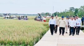 Presiden Prabowo Subianto melakukan peninjauan berbagai inovasi hilirisasi dan teknologi pertanian modern dalam rangkaian kegiatan Panen Raya di Desa Kertamukti, Kabupaten Karawang, Provinsi Jawa Barat, pada Rabu, 7 Januari 2026.  (Foto : Ist).