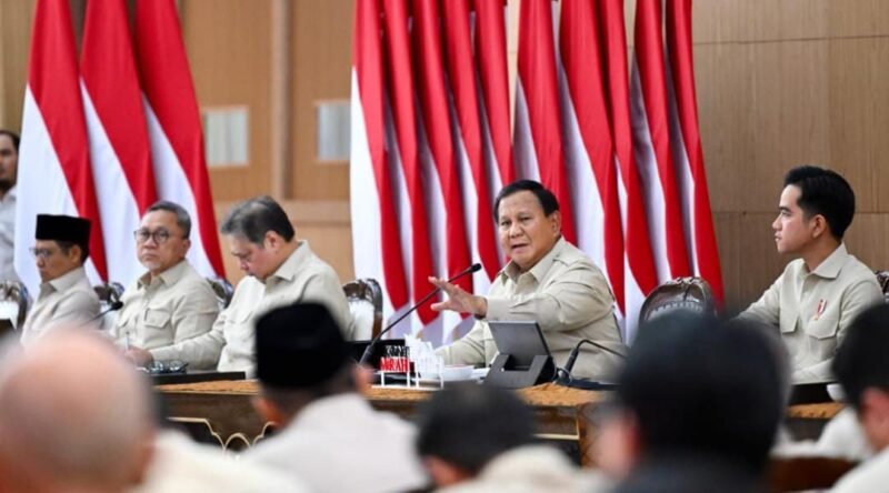 Presiden Prabowo Subianto menyampaikan Taklimat Awal Tahun kepada seluruh jajaran Kabinet Merah Putih di kediamannya di Hambalang, Kabupaten Bogor, pada Selasa, (06/01/2026). (Foto : Ist)