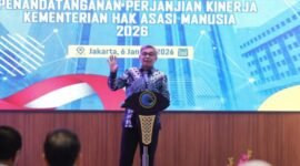 Ketua KPK, Setyo Budiyanto, memberikan sambutan saat penyerahan  aset barang rampasan negara dengan total nilai mencapai Rp9.830.251.000 kepada Kementerian Hak Asasi Manusia (HAM), Selasa (06/01/2026). (Foto : Ist).