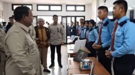 Presiden Prabowo Subianto tinjau langsung ruang SMA Taruna Nusantara Kampus Malang. (foto ; istimewa)