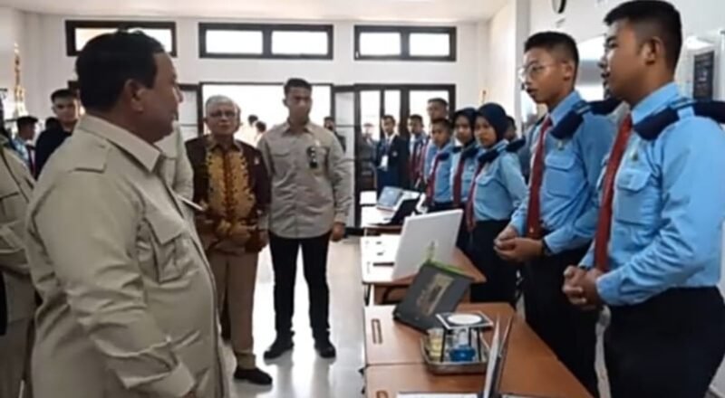 Presiden Prabowo Subianto tinjau langsung ruang SMA Taruna Nusantara Kampus Malang. (foto ; istimewa)