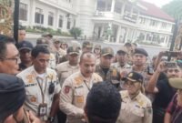 Aksi massa Aliansi Pelita Nusantara saat audensi terbuka dengan Satpol PP Kota Malang. (foto : Kim).