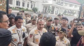Aksi massa Aliansi Pelita Nusantara saat audensi terbuka dengan Satpol PP Kota Malang. (foto : Kim).