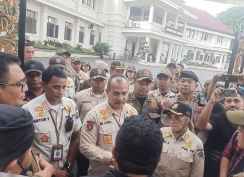 Aksi massa Aliansi Pelita Nusantara saat audensi terbuka dengan Satpol PP Kota Malang. (foto : Kim).