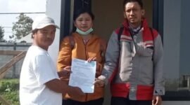 Selain  kunci rumah, Grand Mutiara Kedungrejo juga menyerahkan legalitas kepada user secara bertahap. (foto : Ist)