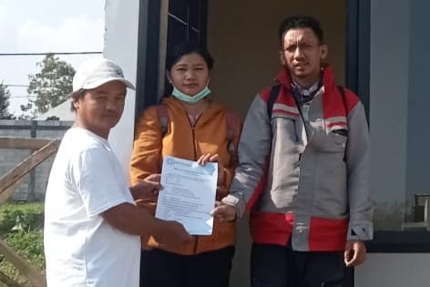 Selain  kunci rumah, Grand Mutiara Kedungrejo juga menyerahkan legalitas kepada user secara bertahap. (foto : Ist)