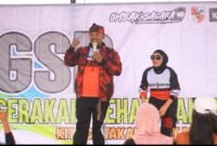 Ketua PAC PP Dampit, H. Nanang Qosim memberi sambutan acara Gerakan Sehat Dampit (GSD), Minggu pagi, (18/01/2026). (Foto ; Kim)