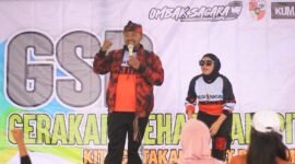 Ketua PAC PP Dampit, H. Nanang Qosim memberi sambutan acara Gerakan Sehat Dampit (GSD), Minggu pagi, (18/01/2026). (Foto ; Kim)