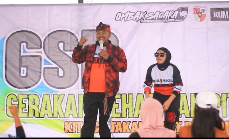 Ketua PAC PP Dampit, H. Nanang Qosim memberi sambutan acara Gerakan Sehat Dampit (GSD), Minggu pagi, (18/01/2026). (Foto ; Kim)