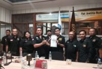 Ketua DPD AWPI Jatim, Sri Agus Mahendra menyerahkan SK kepengurusan kepada Ketua DPC AWPI Kabupaten Malang, Sugeng Hermawan, Minggu (18/01/2026). (Foto : Istimewa)