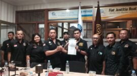 Ketua DPD AWPI Jatim, Sri Agus Mahendra menyerahkan SK kepengurusan kepada Ketua DPC AWPI Kabupaten Malang, Sugeng Hermawan, Minggu (18/01/2026). (Foto : Istimewa)