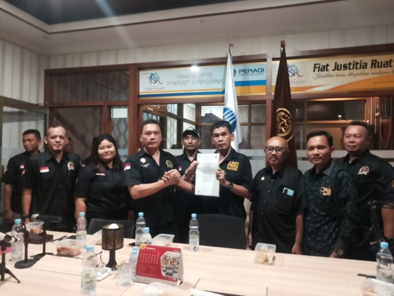 Ketua DPD AWPI Jatim, Sri Agus Mahendra menyerahkan SK kepengurusan kepada Ketua DPC AWPI Kabupaten Malang, Sugeng Hermawan, Minggu (18/01/2026). (Foto : Istimewa)