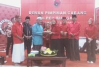 Prosesi penyerahan potongan tumpeng dari Ketua DPC PDI Perjuangan Kota Malang, Amithya Ratnanggani Sirraduhita, S.S., kepada salah satu  tokoh masyarakat. (Foto : Kim)