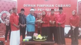 Prosesi penyerahan potongan tumpeng dari Ketua DPC PDI Perjuangan Kota Malang, Amithya Ratnanggani Sirraduhita, S.S., kepada salah satu  tokoh masyarakat. (Foto : Kim)