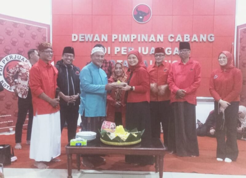 Prosesi penyerahan potongan tumpeng dari Ketua DPC PDI Perjuangan Kota Malang, Amithya Ratnanggani Sirraduhita, S.S., kepada salah satu  tokoh masyarakat. (Foto : Kim)