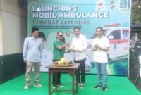 Sekjen DPP PKB, H.Hasanudin Wahid menyerahkan potongan tumpeng kepada Wali Kota Malang, Wahyu Hidayat. (Foto : Kim)