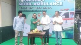 Sekjen DPP PKB, H.Hasanudin Wahid menyerahkan potongan tumpeng kepada Wali Kota Malang, Wahyu Hidayat. (Foto : Kim)