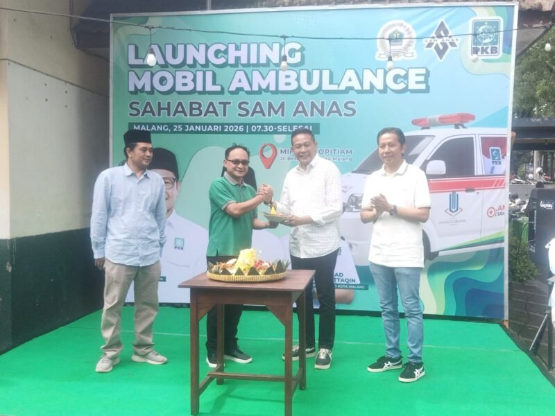 Sekjen DPP PKB, H.Hasanudin Wahid menyerahkan potongan tumpeng kepada Wali Kota Malang, Wahyu Hidayat. (Foto : Kim)