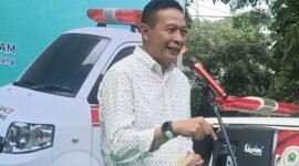 Wali Kota Malang, Wahyu Hidayat atau yang akrab disapa masyarakat dengan Pak Mbois memberikan sambutan di lounching mobil ambulance Sahabat Sam Anas, Minggu (25/01/2026). (Foto : Kim)