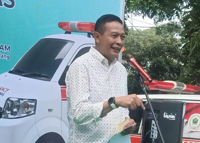 Wali Kota Malang, Wahyu Hidayat atau yang akrab disapa masyarakat dengan Pak Mbois memberikan sambutan di lounching mobil ambulance Sahabat Sam Anas, Minggu (25/01/2026). (Foto : Kim)