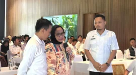 Wakil Kepala BGN bidang Komunikasi Publik dan Investigasi Nanik Sudaryati Deyang (tengah) pada pertemuan bersama kepala SPPG se-Kabupaten Banyuwangi, Jawa Timur, Sabtu (26/1/2026 - Poto Istimewa).