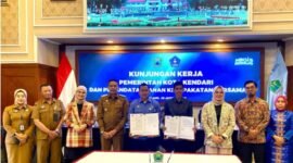 Dirut Perumda Tugu Tirta Kota Malang, Priyo Sudibyo dan Perumda Air Minum Tirta Anoa Kota Kendari (tengah) menunjukkan PKS yang telah ditandatangani. (foto : Ist)