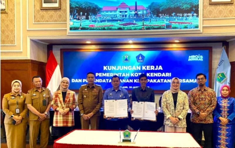 Dirut Perumda Tugu Tirta Kota Malang, Priyo Sudibyo dan Perumda Air Minum Tirta Anoa Kota Kendari (tengah) menunjukkan PKS yang telah ditandatangani. (foto : Ist)