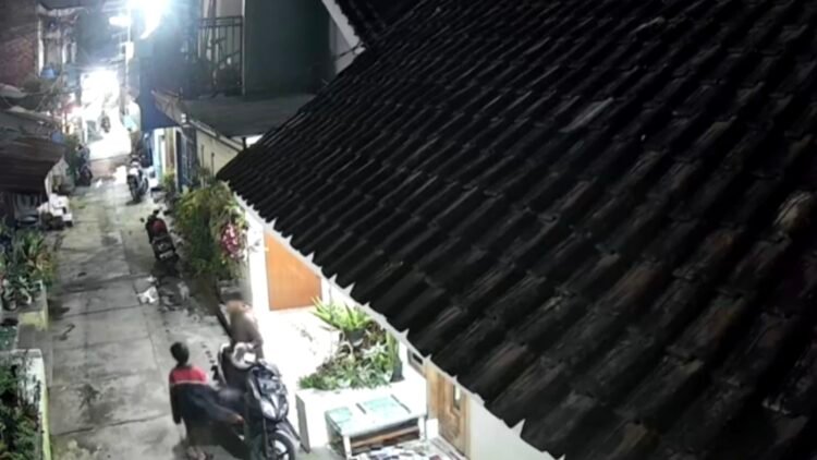Rekaman CCTV dugaan pencurian kendaraan bermotor di Blimbing, Kota Malang. (Foto: Istimewa)