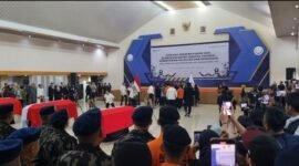 menteri kkp trenggono pingsan di acara pelepasan 3 pegawai kkp korban pesawat atr 42-500 ( Poto Istimewa)