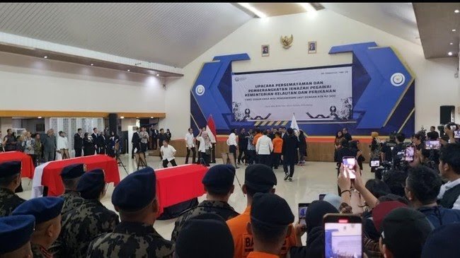 menteri kkp trenggono pingsan di acara pelepasan 3 pegawai kkp korban pesawat atr 42-500 ( Poto Istimewa)