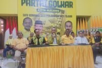 Ketua DPD Golkar Kota Malang, Djoko Prihatin ketika memberi keterangan kepada awak media saat pressconference. (foto ; kim)