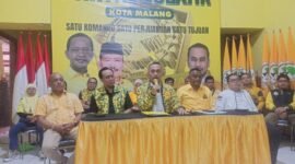 Ketua DPD Golkar Kota Malang, Djoko Prihatin ketika memberi keterangan kepada awak media saat pressconference. (foto ; kim)
