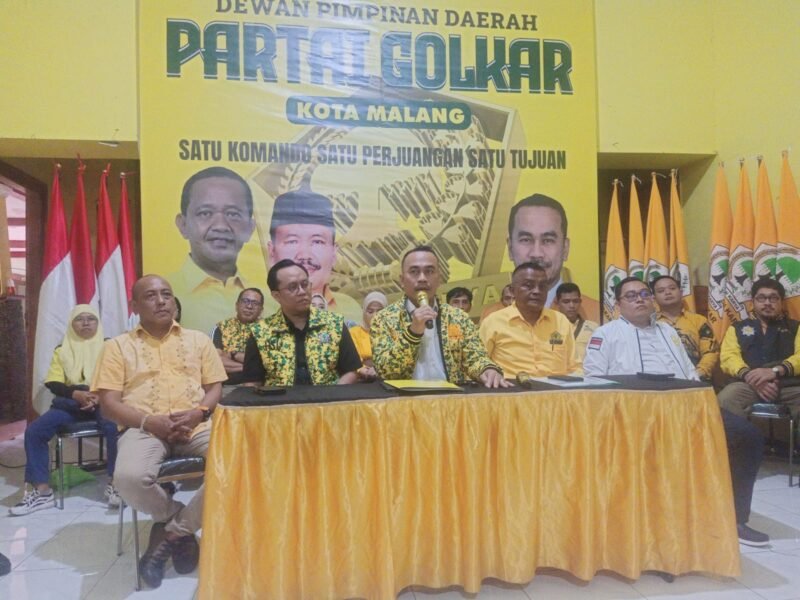 Ketua DPD Golkar Kota Malang, Djoko Prihatin ketika memberi keterangan kepada awak media saat pressconference. (foto ; kim)